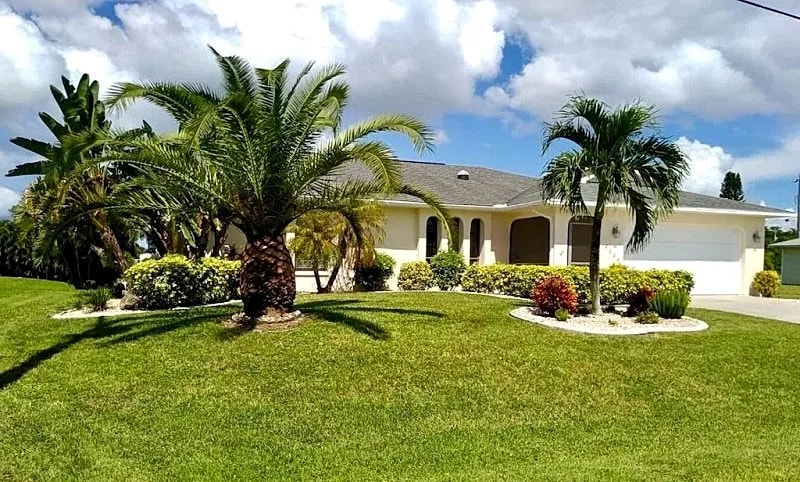 Private Oasis with pool and Jacuzzi on the water in Cape Coral, Florida, United States — photo 5