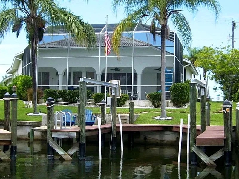 Beautiful Private Oasis with pool and private Dock on the water in Cape Coral, Florida, United States — photo 2