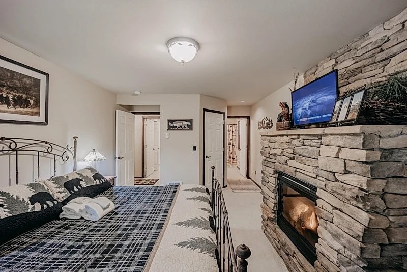 Glacier Springs Cabin #89 - Hot Tub - Wi-Fi - A/C in Glacier, Washington, United States — photo 4