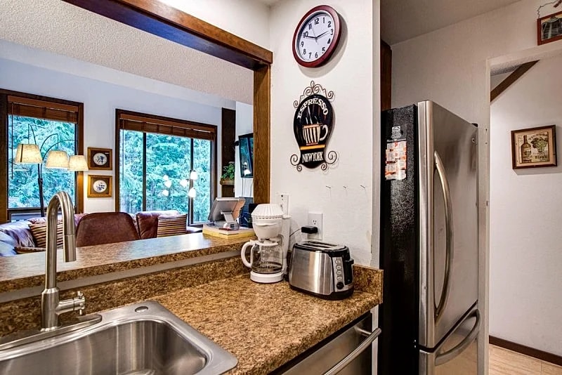 Snowater Condo #31 - Fireplace - WiFi - Sleeps 4 in Glacier, Washington, United States — photo 5