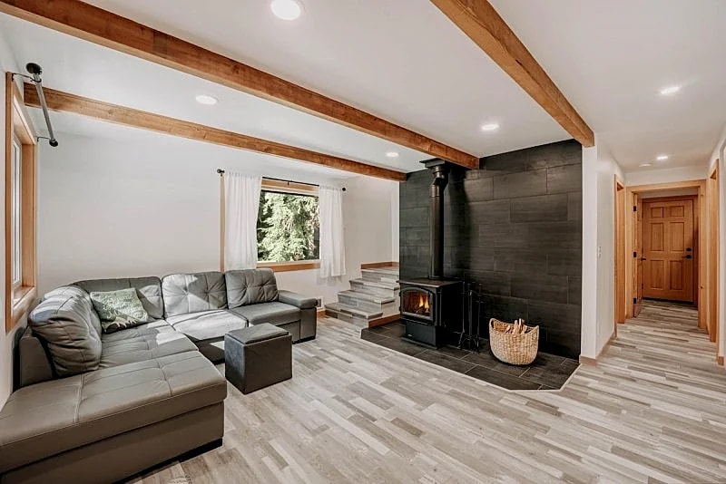 Snowline Cabin #48 - Newly Remodeled - Wi-Fi - Hot Tub in Deming, Washington, United States — photo 4