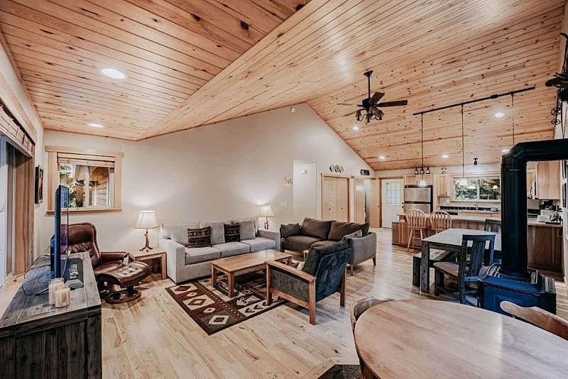 Glacier Springs Cabin 65 - Hot Tub - Wi-Fi in Deming, Washington, United States — photo 3