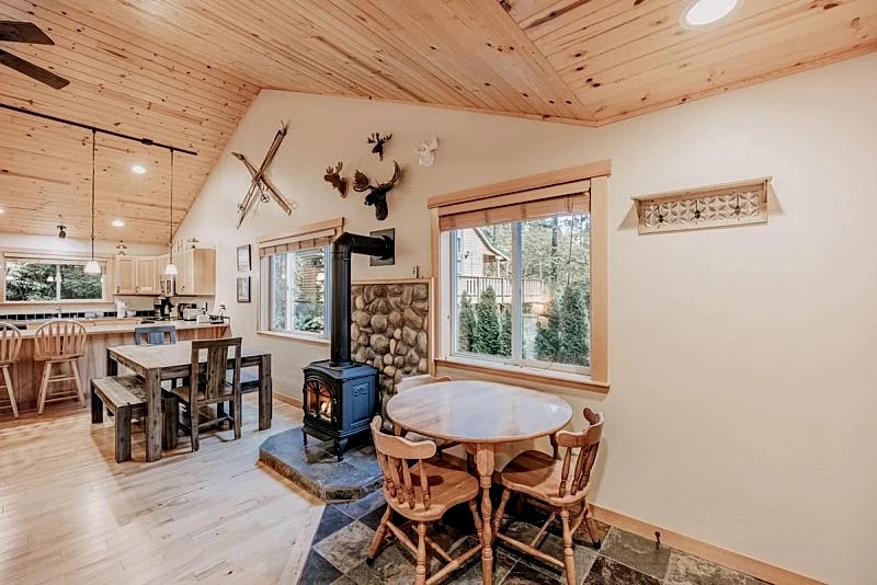 Glacier Springs Cabin 65 - Hot Tub - Wi-Fi in Deming, Washington, United States — photo 4