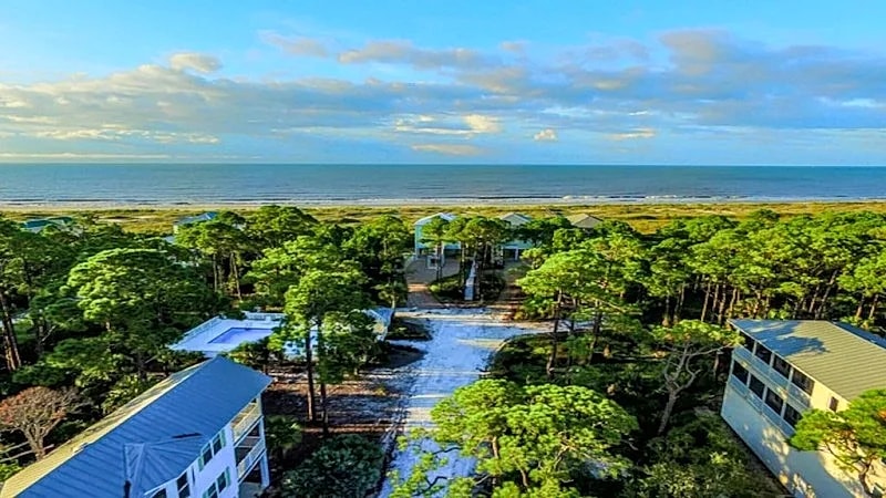 Lovely luxury home 75yds to beach, wonderful views, pool & screened porches in Port St. Joe, Florida, United States — photo 4