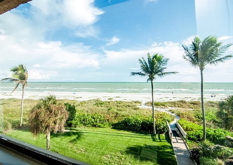 Gulf Front Condo on Sanibel Island, 25 Steps to the Beach in Sanibel, Florida, United States — photo 4