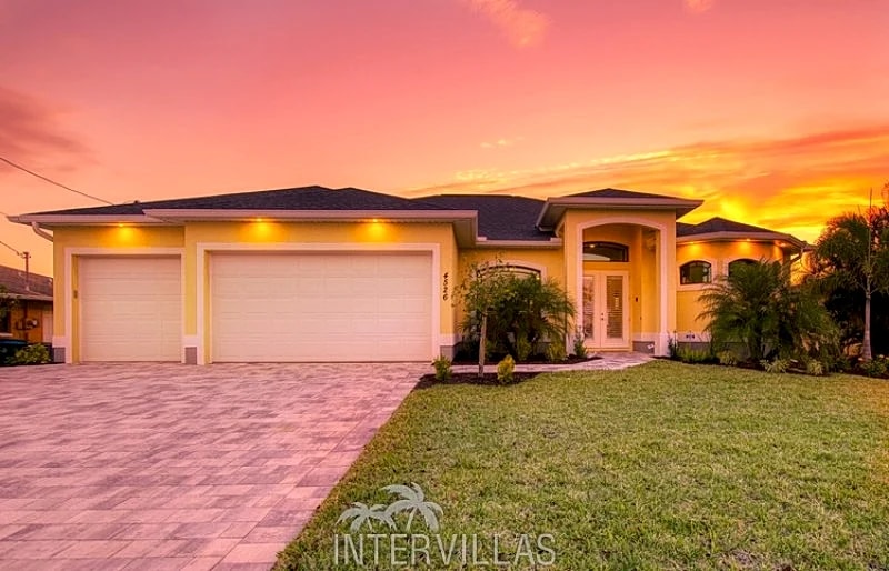 Cape Coral Vacation Rentals | Villa Solaris at the Lake