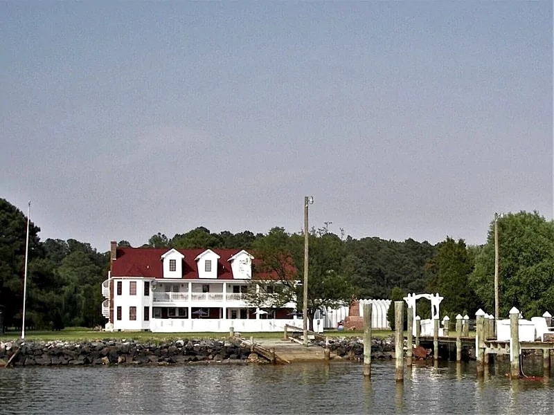 Year Round Waterfront Estate / Family Reunions / Retreats - Sleeps 28 in Cambridge, Maryland, United States — photo 3