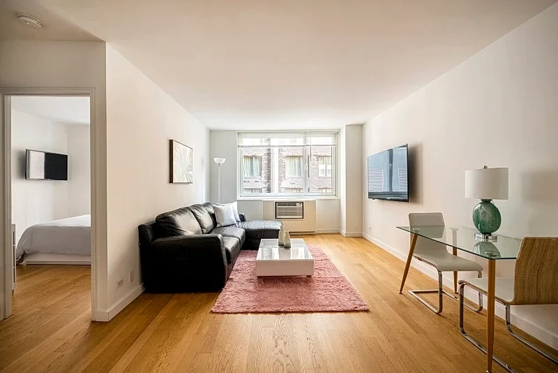 COLUMBUS CIRCLE: 1 BEDROOM APARTMENT