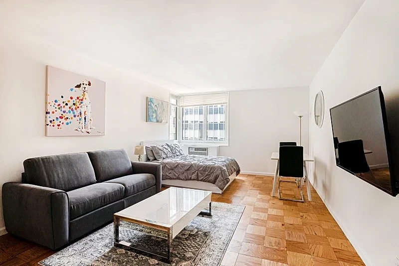 COLUMBUS CIRCLE: STUDIO APARTMENT