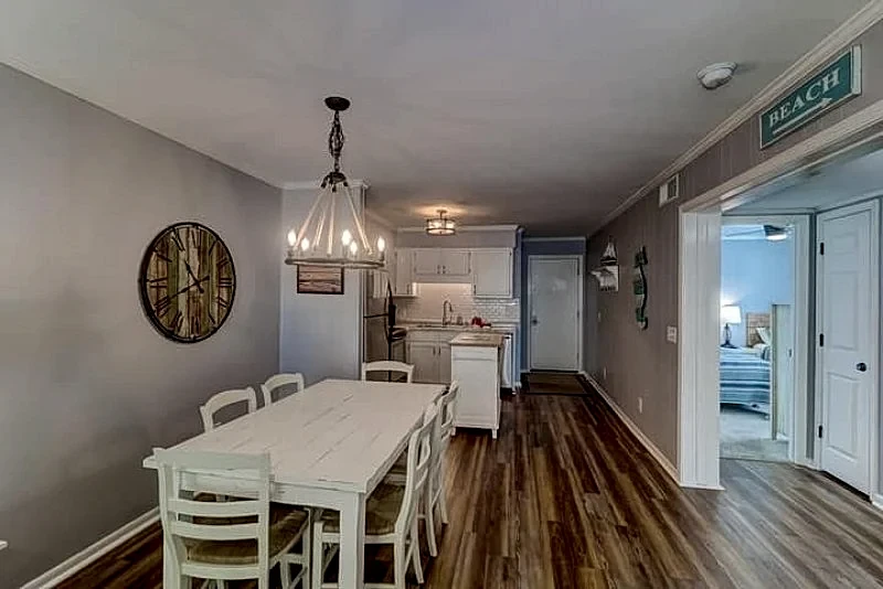 Modern First Floor Condo across the street from the beach: 2 Bedrooms, 2 Bathrooms