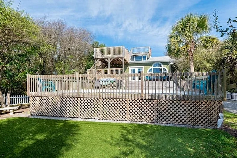 Surf N Turf- Private Pool & Multi-Level Decks w/Screened in Porch! Beach Access Across Street in Folly Beach, South Carolina, United States — photo 2
