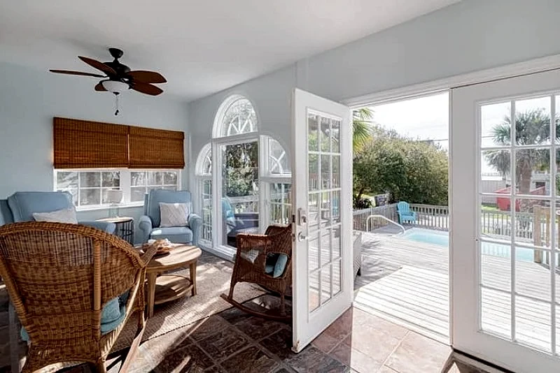 Surf N Turf- Private Pool & Multi-Level Decks w/Screened in Porch! Beach Access Across Street in Folly Beach, South Carolina, United States — photo 4