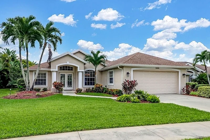 Charming Villa, Private Pool, Bikes, All Amenities.