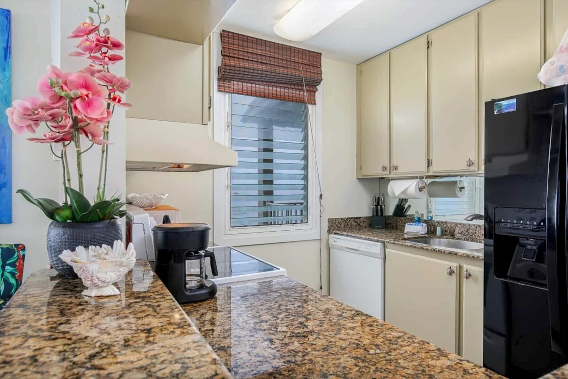 Hale Kona Kai 412 Oceanfront Condo & Wraparound Lanai in Kailua-Kona, Hawaii, United States — photo 4