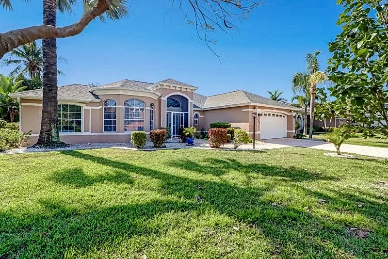 Villa Fish & Sips 1023 - Cape Coral 3b/2ba luxury home w/electric heated pool, gulf access canal