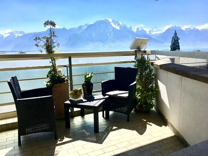 Magnificent view of the lake and the mountains in Montreux, Vaud, Switzerland — photo 1