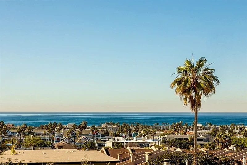 Oceanview Redondo Beach Townhome, Perfect Coastal Retreat with BBQ & Seating