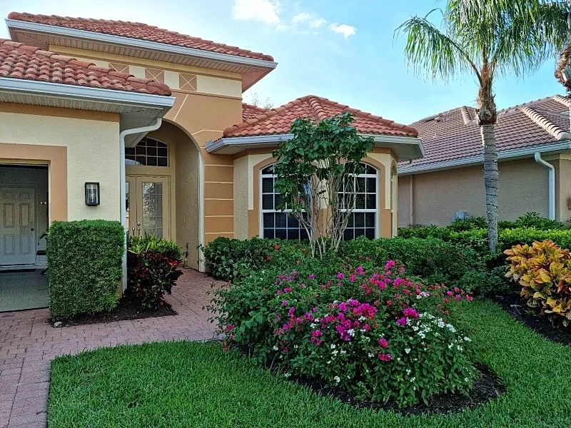 A cozy hideaway home with pool and barbecue, overlooking the golf course