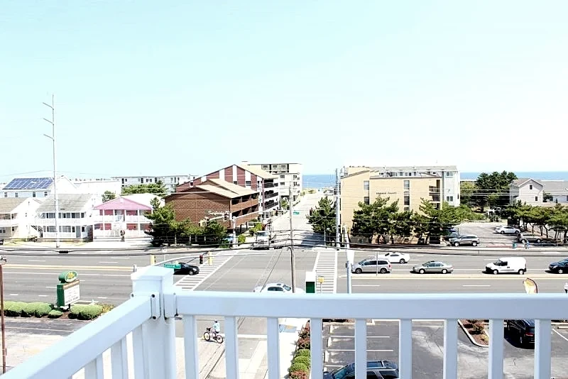 Spacious Mid Town Townhome - Groups Welcome - Close to Beach, Bay, Attractions!