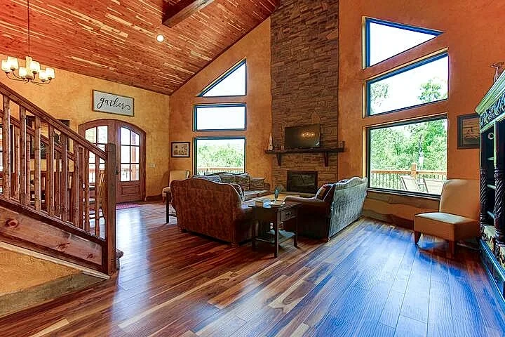 LSBR16 10BR Table Rock Lakefront Cabin Near Branson in Branson, Missouri, United States — photo 4