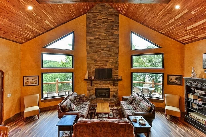 LSBR16 10BR Table Rock Lakefront Cabin Near Branson in Branson, Missouri, United States — photo 3