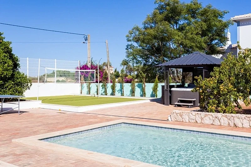 Luxury 10 bed Villa with large private pool & gardens, mins walk to the beach in Praia Da Luz, Algarve, Portugal — photo 4