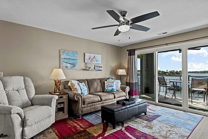 Bridgepointe Condo 432 - Beautifully Updated Waterfront Condo! in Osage Beach, Missouri, United States — photo 1
