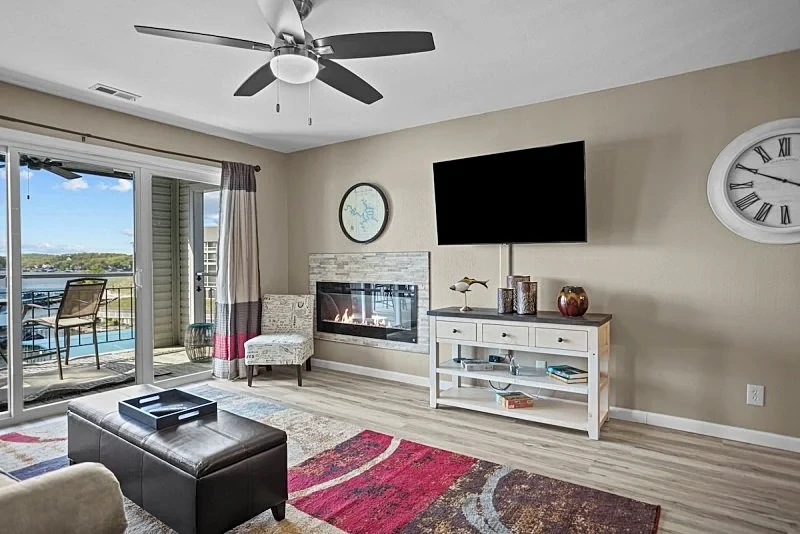 Bridgepointe Condo 432 - Beautifully Updated Waterfront Condo! in Osage Beach, Missouri, United States — photo 2