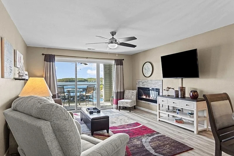 Bridgepointe Condo 432 - Beautifully Updated Waterfront Condo! in Osage Beach, Missouri, United States — photo 5