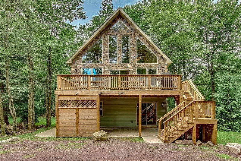 "Acorn" Near Skiing, Lake/ Beach, Fire Pit, Hot Tub, Grill, Pool Table, Arcade Games, Gas Fireplace