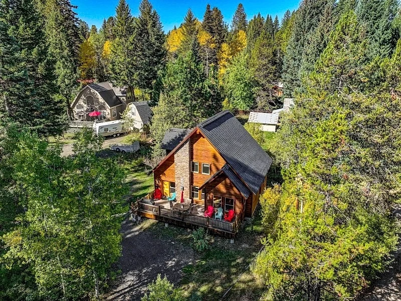New! Tranquil Aspens - near lake, town, parks - expansive deck - pet friendly
