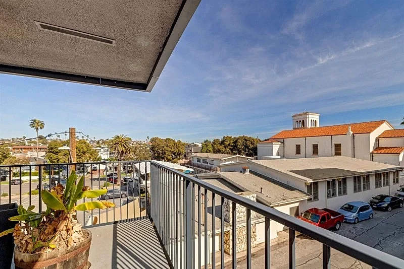 Ultimate Beachside Comfort: Stylish 2-Bed Condo Steps from South Redondo Beach in Redondo Beach, California, United States — photo 4