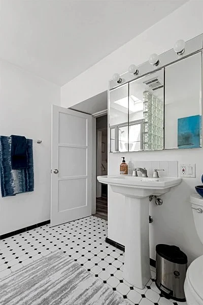 Charming Cozy Cottage Just Steps from the Beach in North Hermosa Beach - SCVR