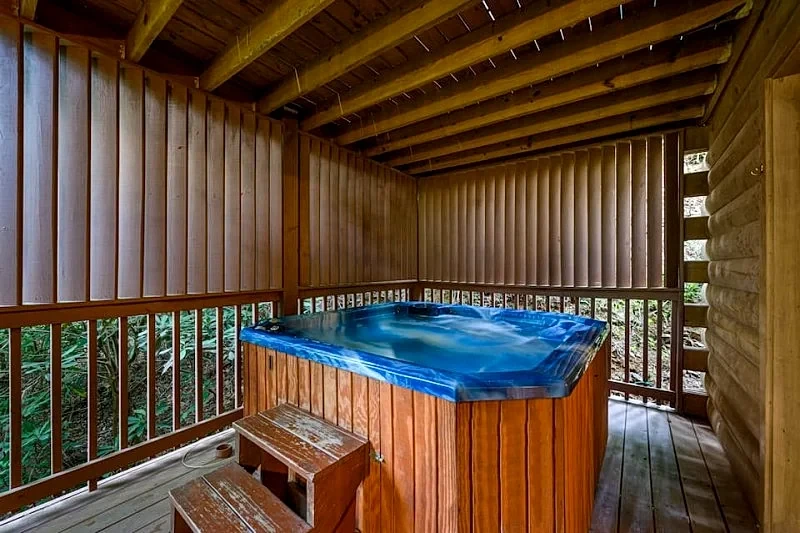 Mountain Haven Cabin: Spacious, Fireplace, Grill, Hot Tub