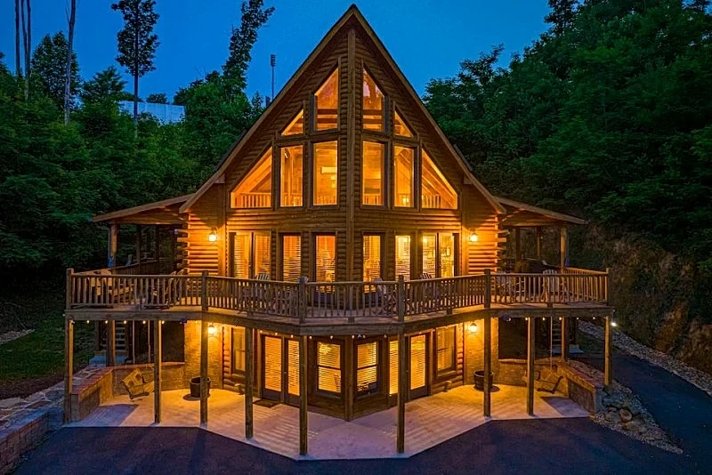 Bear Mountain Chalet: Private Firepit, Pool Table, Hot Tub