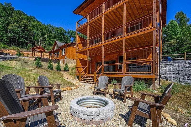 Splashin and Relaxin Cabin: Firepit, Private Pool, Pool table