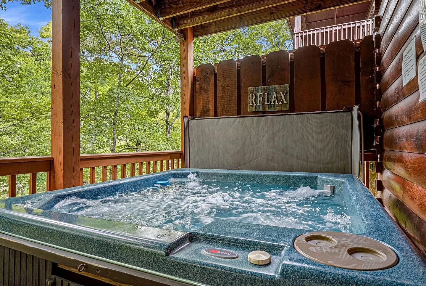 Dolly’s Back Yard Pigeon Forge Cabin with Hot Tub, Pool Access