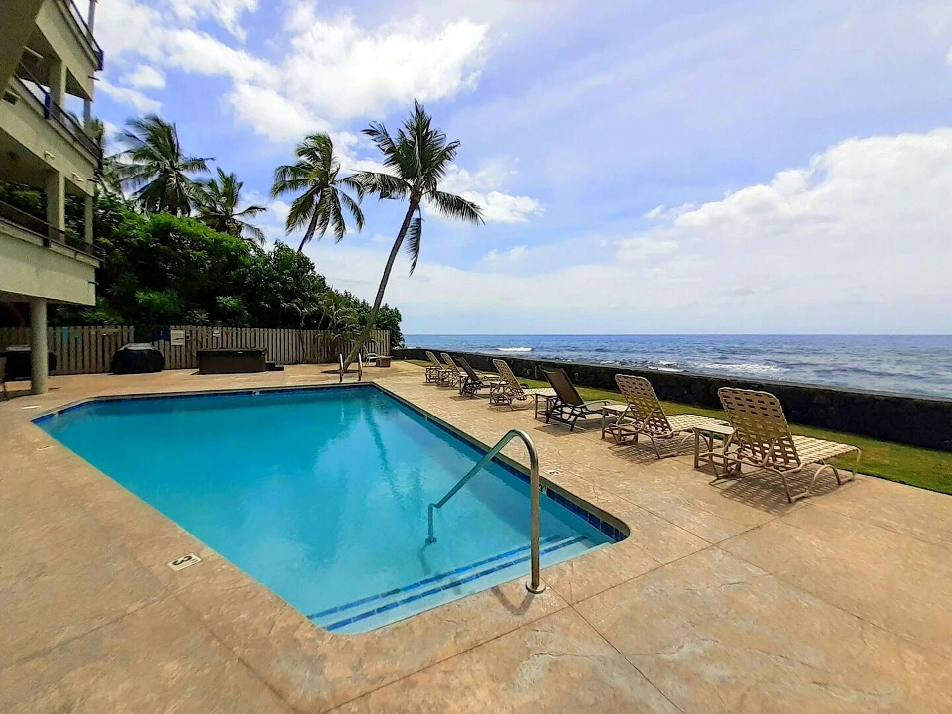 Banyan Tree 304 - Oceanfront Kona Condo with Views in Kailua-Kona, Hawaii, United States — photo 3