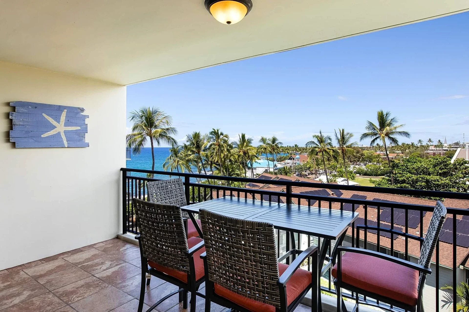 Kona Alii 711 - Oceanfront Penthouse, AC, Walk to Town in Kailua-Kona, Hawaii, United States — photo 2