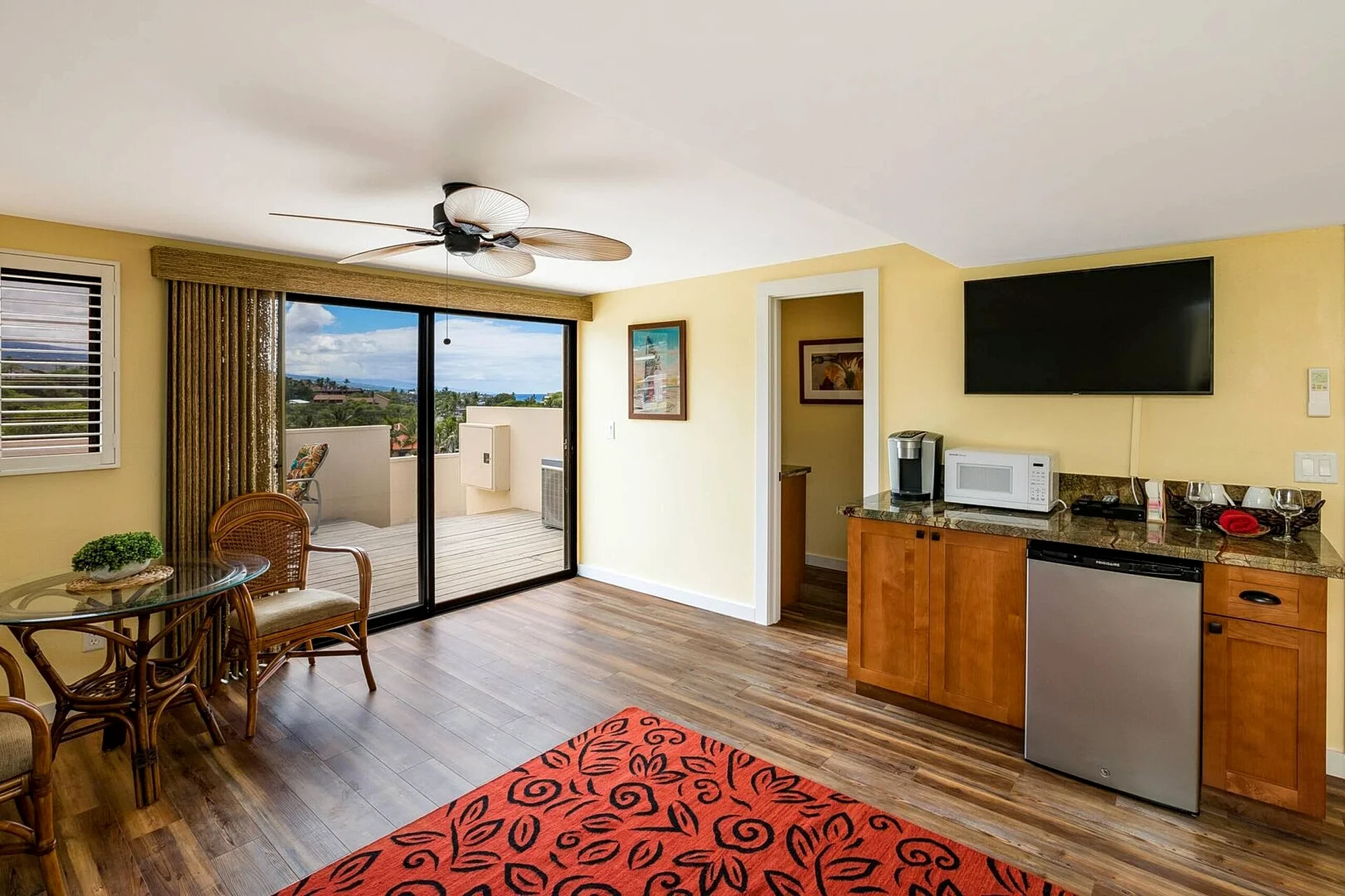 Kona Alii 711 - Oceanfront Penthouse, AC, Walk to Town in Kailua-Kona, Hawaii, United States — photo 3