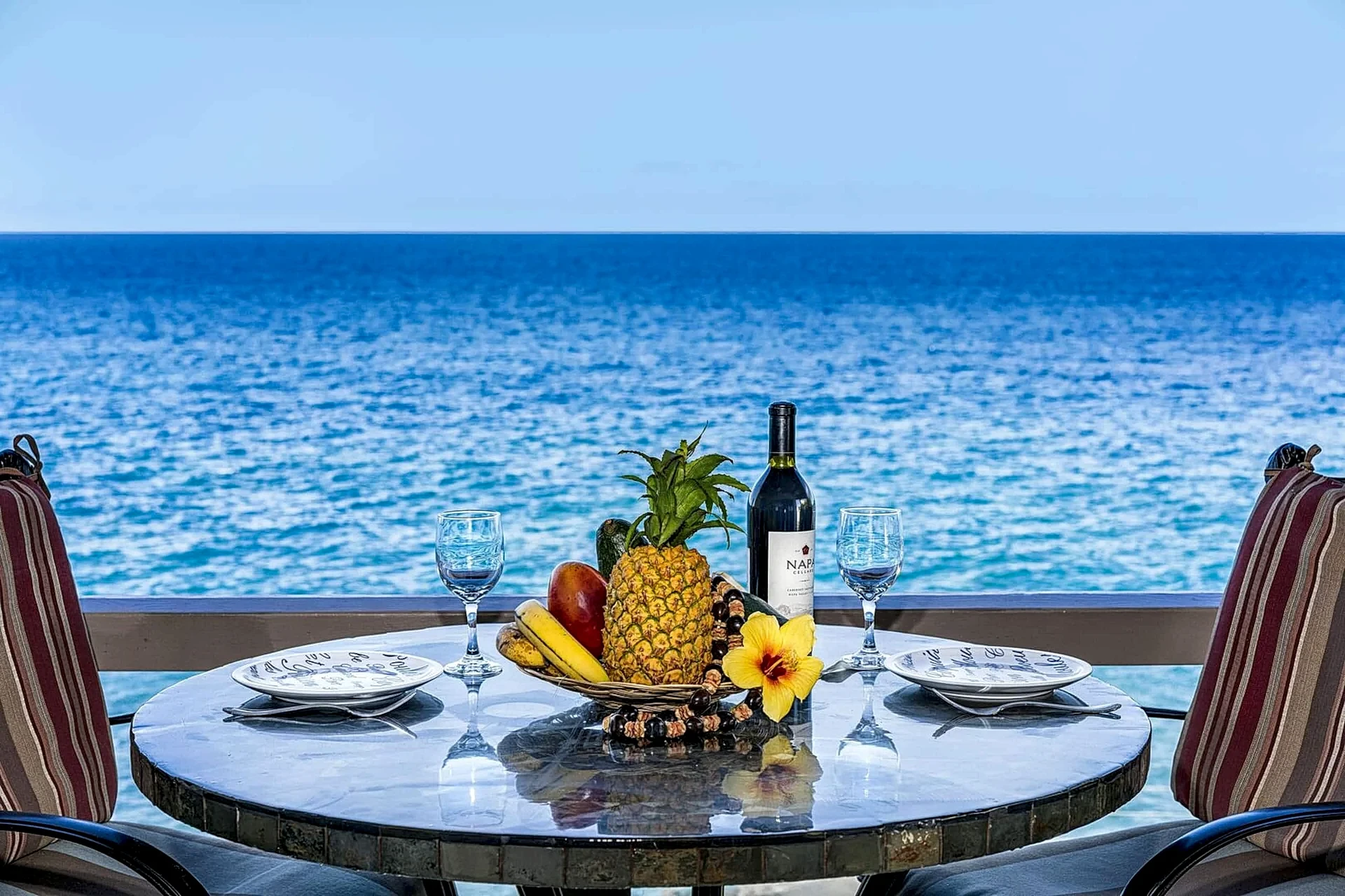 Surf & Racquet 3-301 - Oceanfront 3BR Penthouse in Kailua-Kona, Hawaii, United States — photo 1
