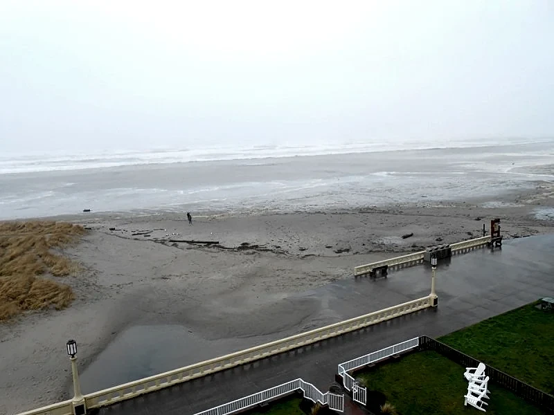 #304 - Promenade Condo's - Beautiful Oceanfront ~ Northwest facing corner unit in Seaside, Oregon, United States — photo 4