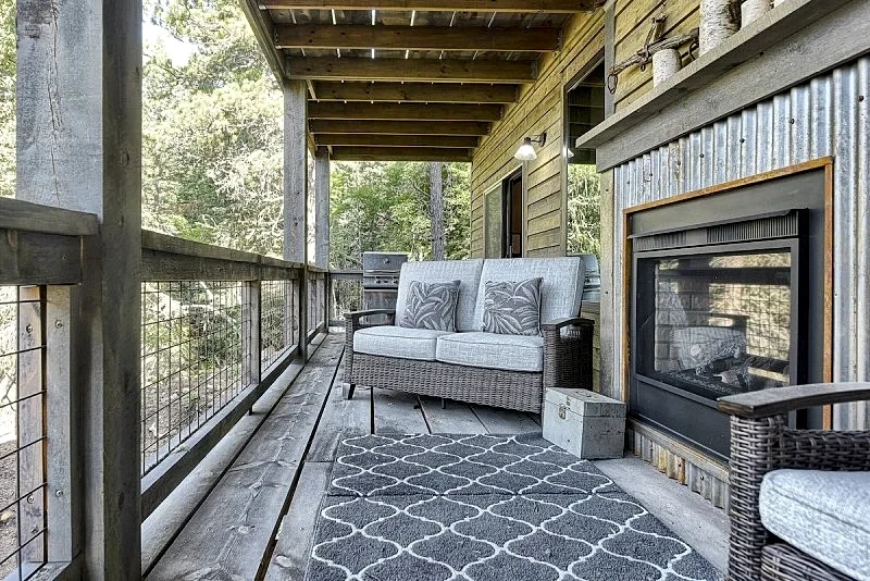 Lucky 7 Lodge - Beautiful 4 bedroom with mountain views close to the ski slopes!