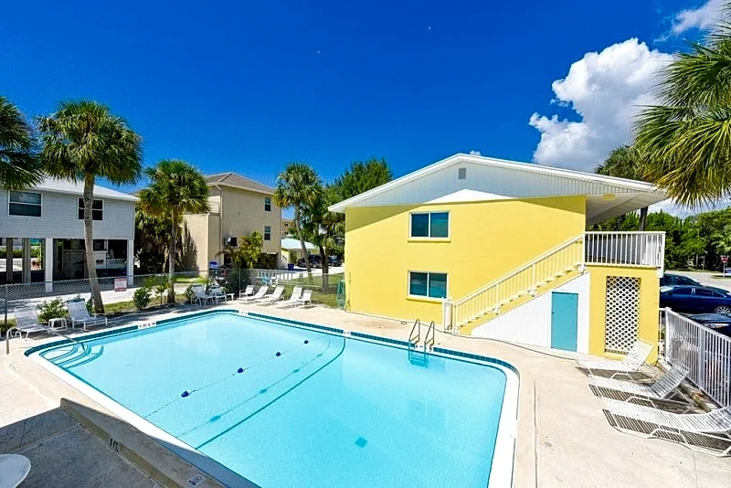 Share our piece of paradise - 85 Flip Flop Steps to the Beach in Bradenton Beach, Florida, United States — photo 5