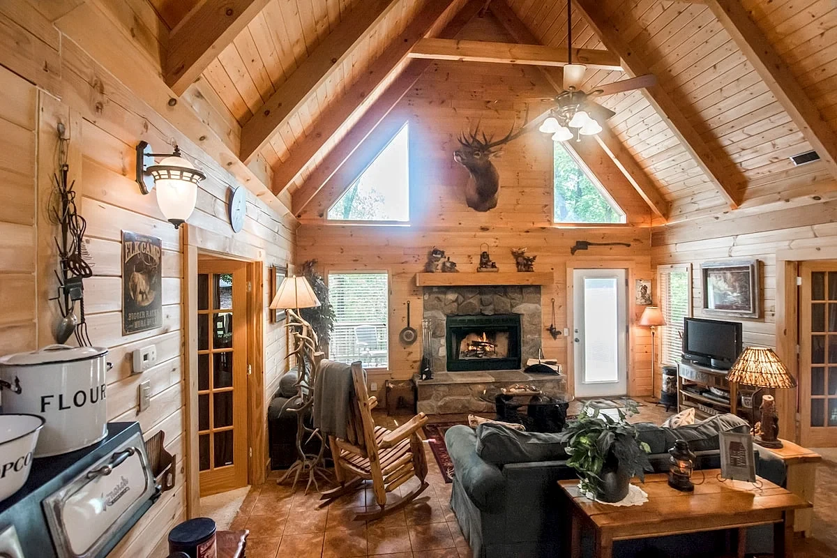 Elk Horn Cabin 2 King Suites Near Thunder Ridge Arena in Missouri, United States — photo 1