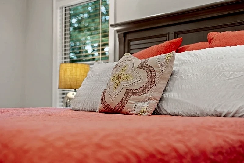 A Deluxe Townhome On Private Wooded Lot. Convenient To Atlanta, Peachtree City in Tyrone, Georgia, United States — photo 5