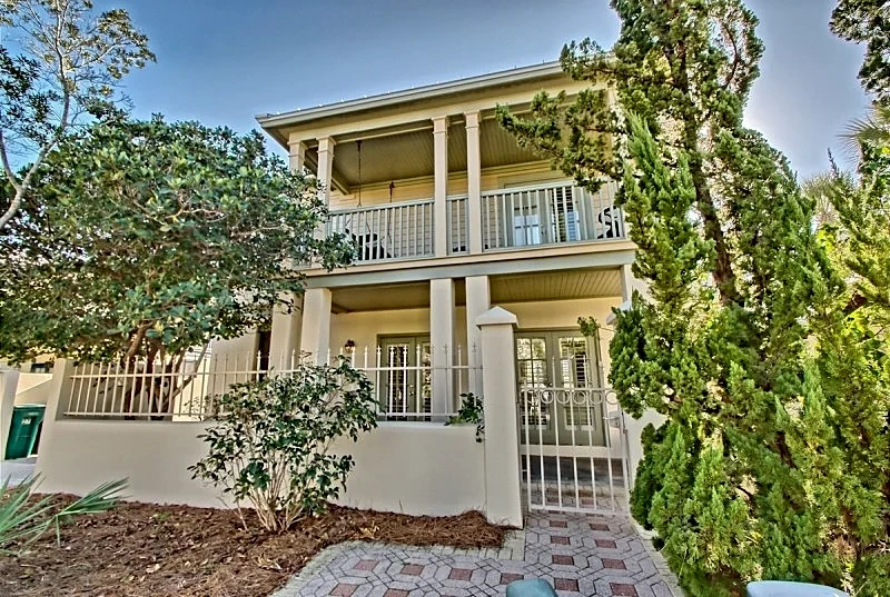 Southside of 30A, Gated beachfront pool sleeps 7 , 2 min walk to Rosemary, NEW!