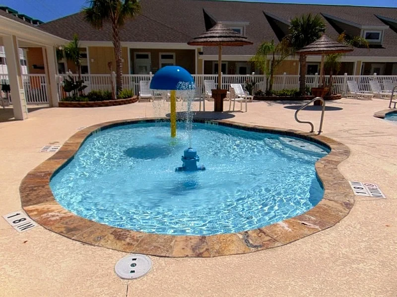 New 1b/1b condo for 6 (4ad.+2kids)! Heated pools! Steps from the BEACH! Netflix!