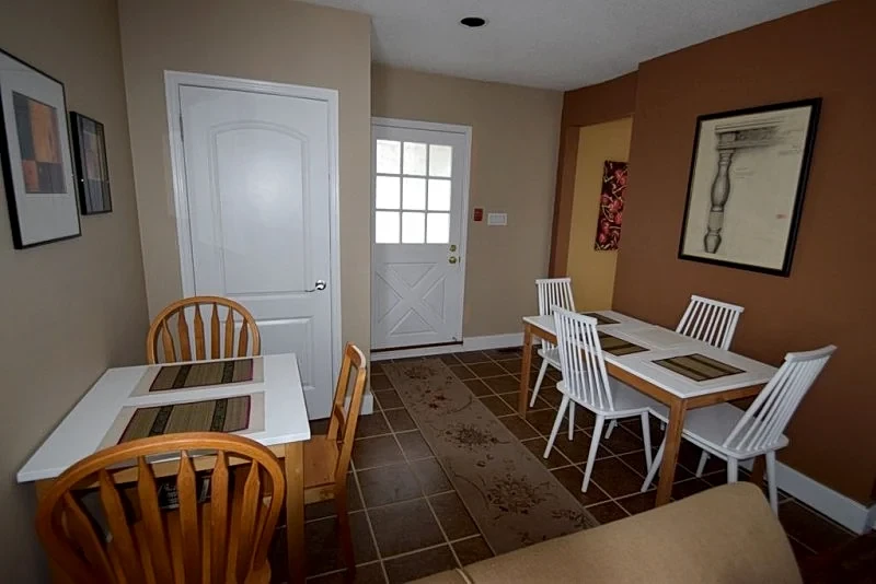Cozy 4 Bedroom w/ Parking halfway to Downtown & Airport in Historic Toronto Neighbourhood. in Toronto, Ontario, Canada — photo 1