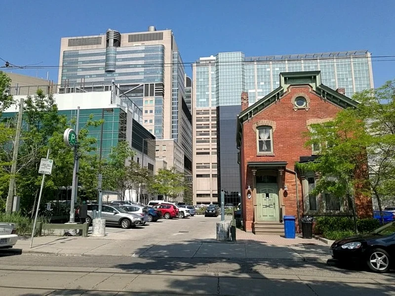 Upscale 3 Bedroom Duplex Downtown Core in Toronto, Ontario, Canada — photo 5